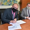 Náměstek ministra zdravotnictví Radek Policar a radní Michal Kočí podepisují smlouvy